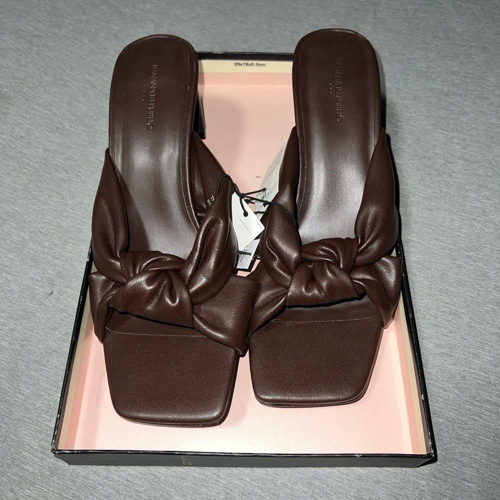 Banana Republic Chocolate brown kitten heel, size 8, new with tag